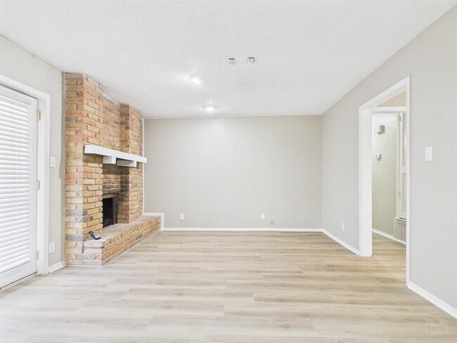 Building Photo - 10038 Woodland Village Dr