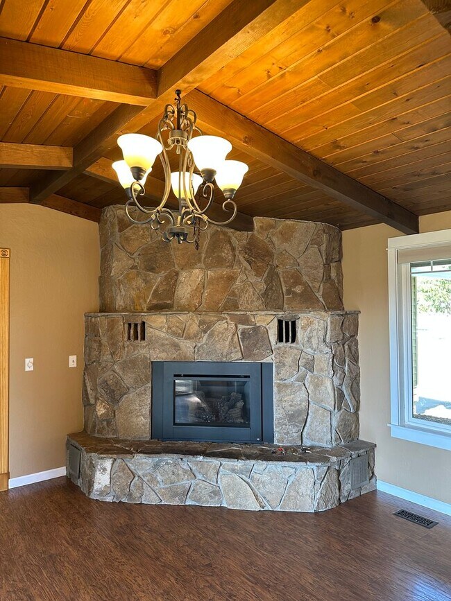 Building Photo - 3 Bed | 2 Bath | 1.17 Acres | Single-Level Home | Mountain Views