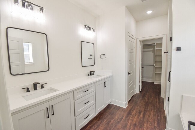 Building Photo - AVAILABLE NOW! Stunning 4 Bedroom 2 Bath i...