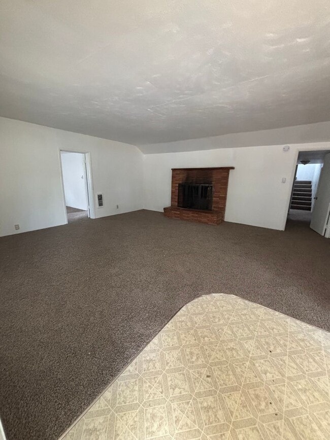 Building Photo - Great Home With Lots of Space