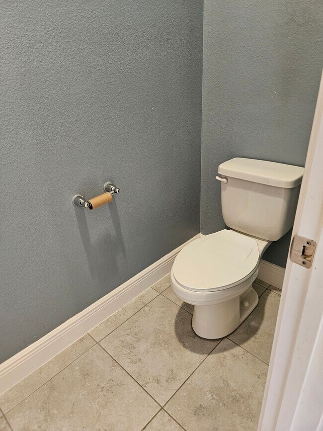 Building Photo - 4 Bedroom 2 bath beautiful spacious home i...