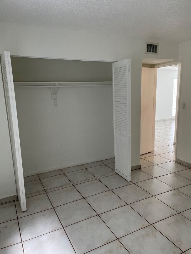 Building Photo - 305 W 68th St
