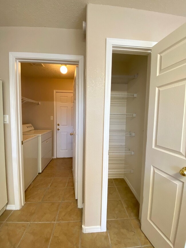 Building Photo - LOTS OF SPACE - LARGE 3 BR PLUS LOFT!