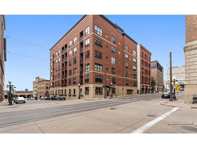 Building Photo - 270 4th St E