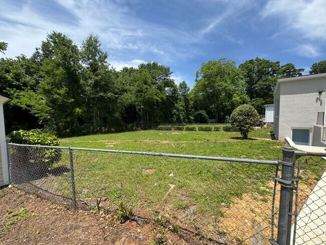 Building Photo - Renovated 3/2.5 House with bonus room in South Rome- $1,795