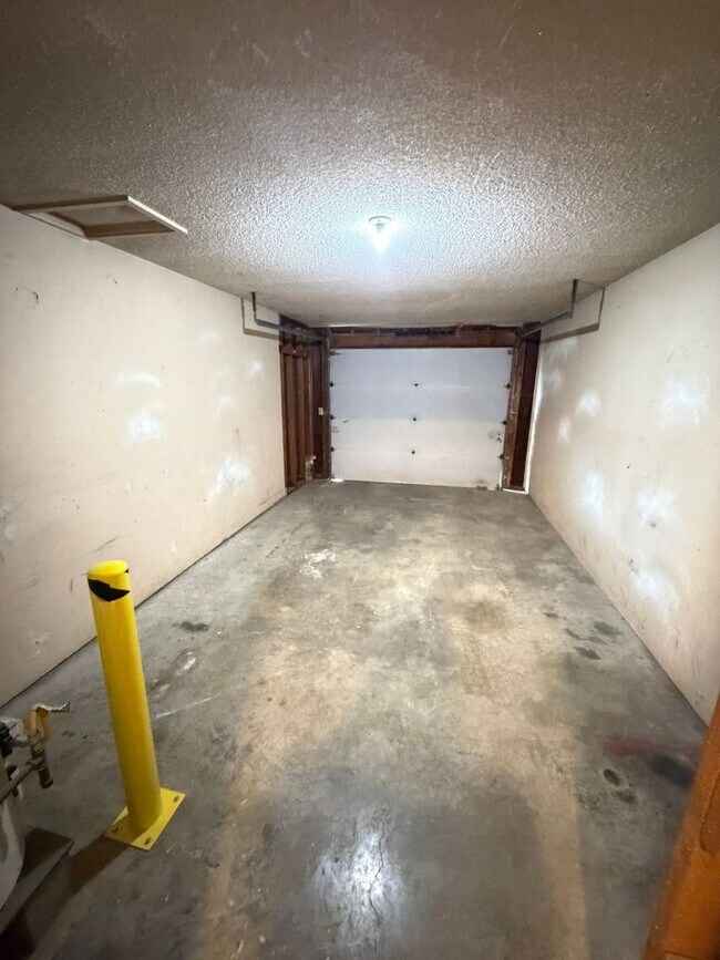 Building Photo - Newly Remodeled 2 Bedroom with Fenced yard!