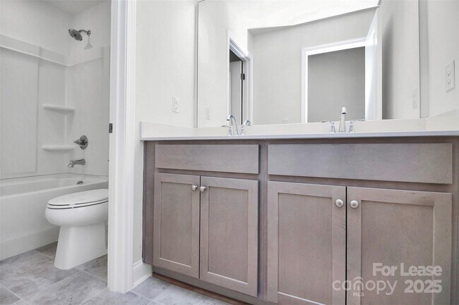 Building Photo - 6029 Mariemont Cir