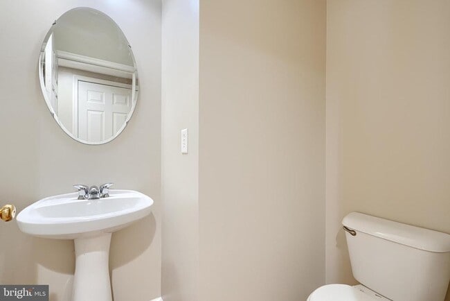 Building Photo - 7211 Lyndsey Way