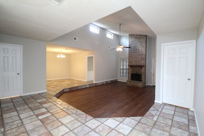 Building Photo - Spacious Tierra Villas Home with Vaulted Ceilings, Fireplace & Covered Patio
