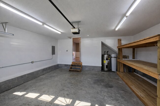 Building Photo - $1795 - 3 Beds 2 Baths + Bonus Room