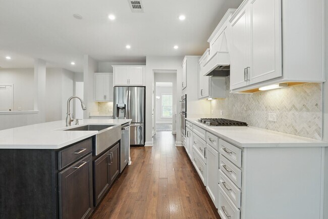 Building Photo - Spacious 5 Bedroom Home in Richmond Hill’s Waterways Community