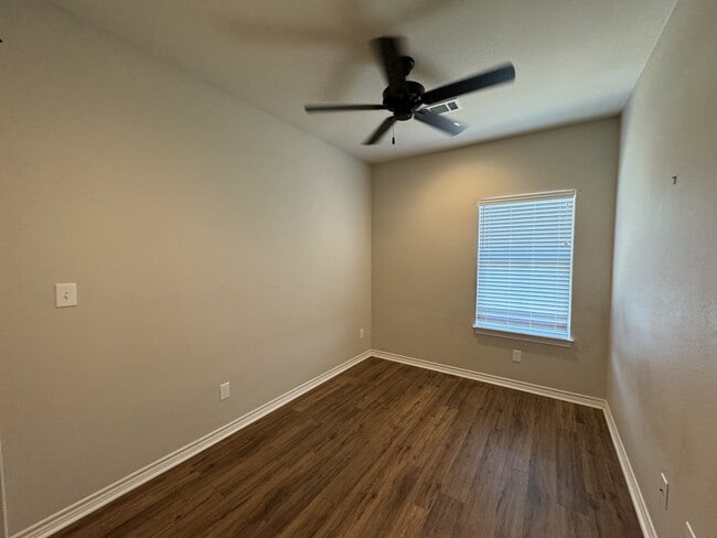 Building Photo - 5670 Shadowbend Cir N