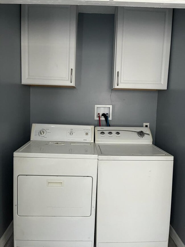 Building Photo - 2524 Hiland St