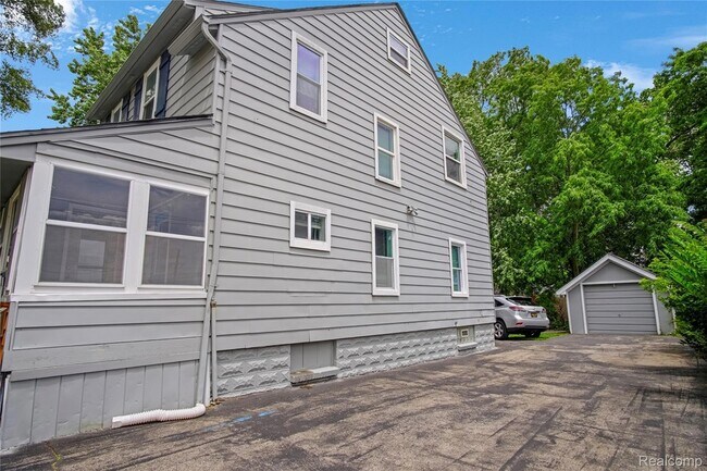 Building Photo - 206 N Troy St