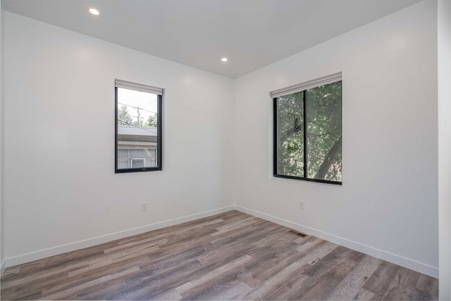 Building Photo - 5 bed 2 bath renovated home