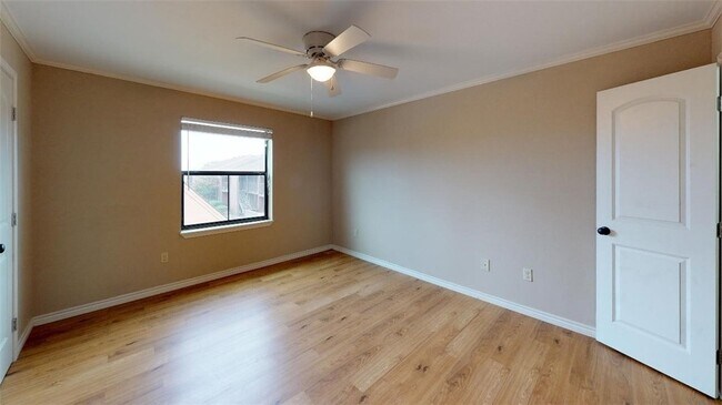 Building Photo - 904 University Oaks Blvd