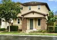 Building Photo - Lovely 3 Bedroom 2.5 Bath Townhome 1 mile ...