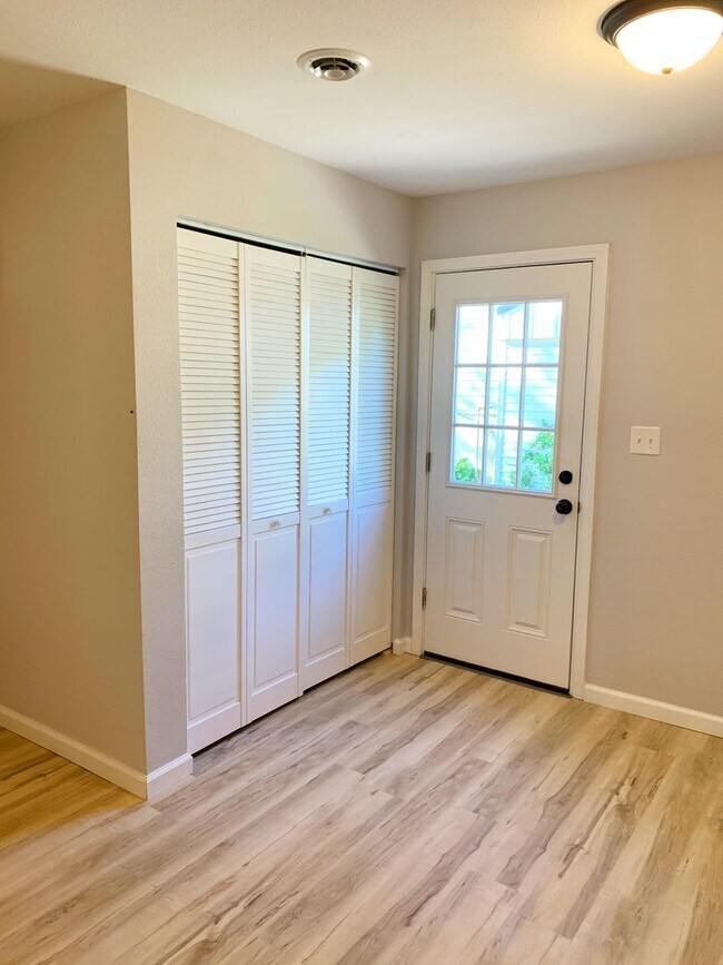 Building Photo - 2522 Meadowlane Dr