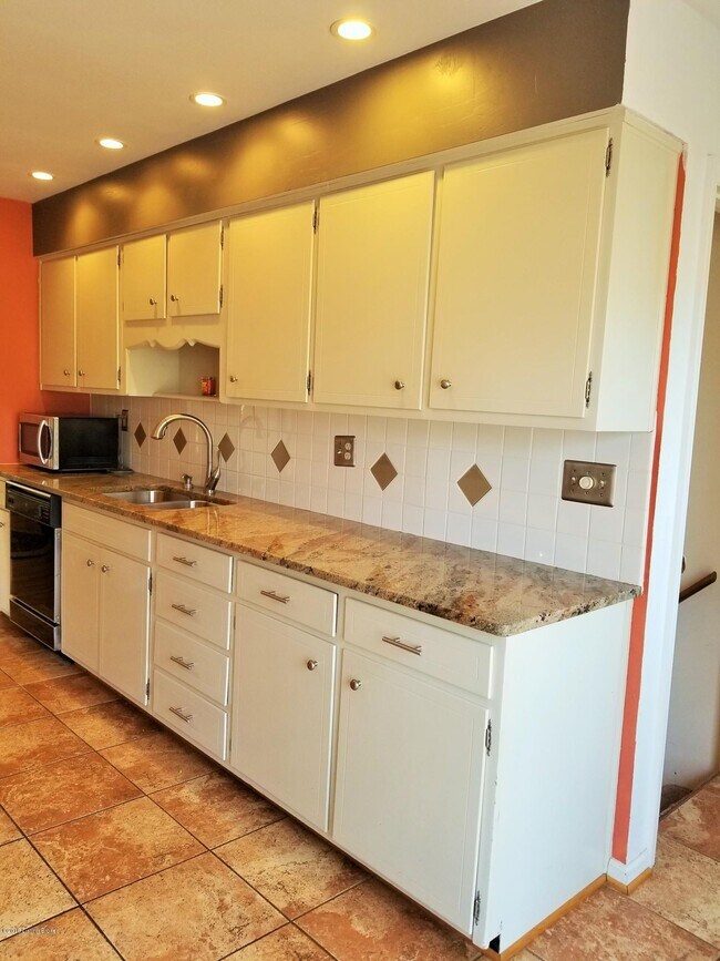 Building Photo - 8203 Camberley Dr