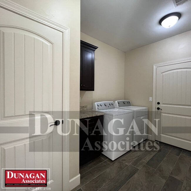 Building Photo - 409 Baler Ln