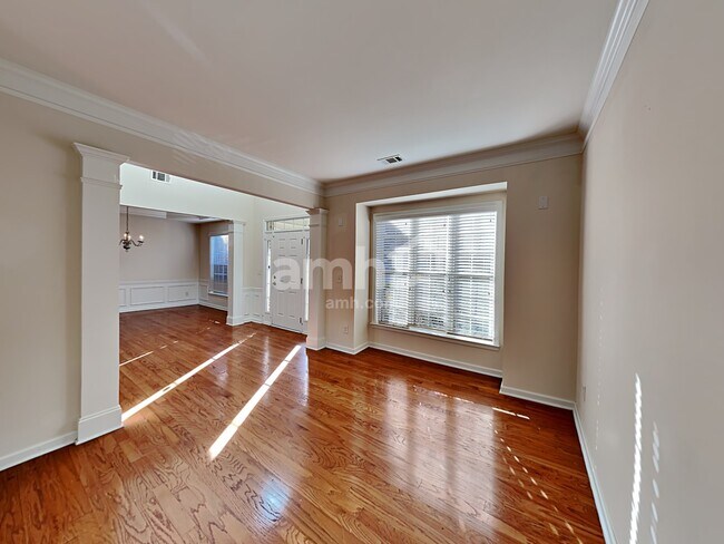 Building Photo - 407 Pinoak Dr