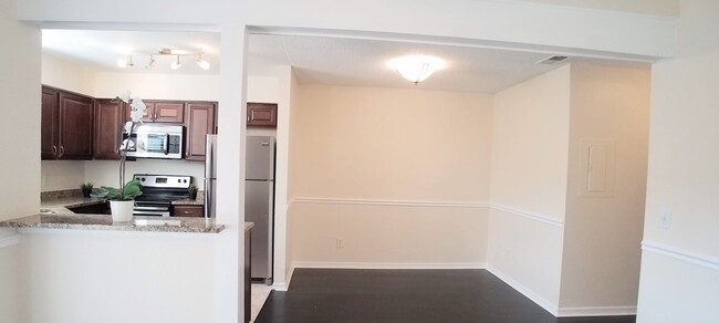 Building Photo - Beautiful second floor 1/1 Condo x Rent @ ...