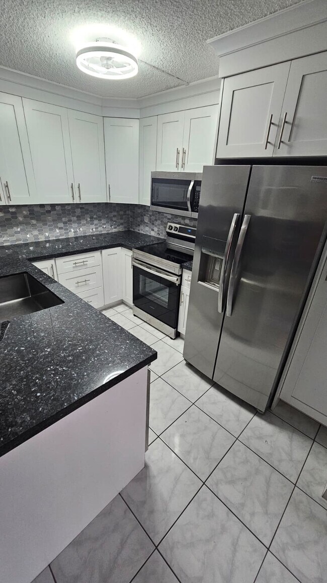 Building Photo - 11880 SW 13th Ct