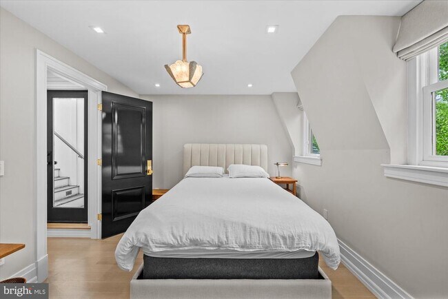 Building Photo - 1524 Swann St NW