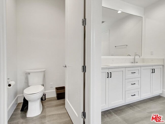 Building Photo - 10593 Kinnard Ave