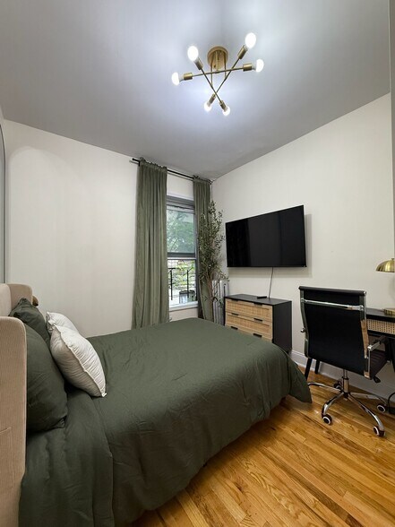 Building Photo - Furnished room/NOT APARTMENT