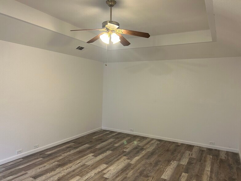 Building Photo - 801 Summit Dr