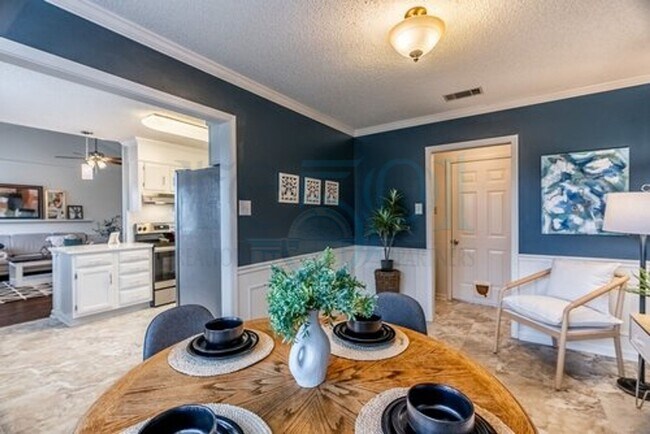 Building Photo - Available in Early August Attn: Pilots! 3BR 2BA Crashpad!
