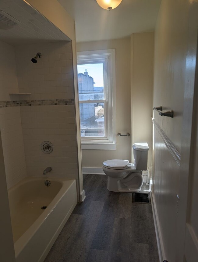 Building Photo - 2 Bedroom House for Rent