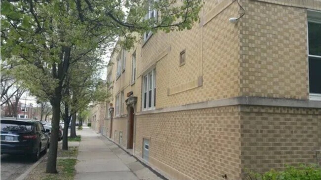 Building Photo - 3318 N Laramie Ave