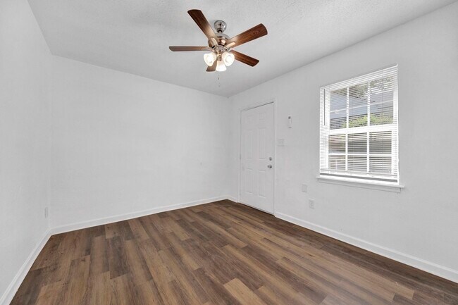 Building Photo - 2966 Yale Ave