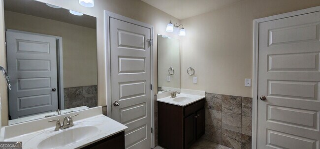 Building Photo - 525 Twelve Oaks Dr