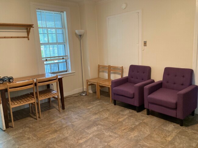 Kitchen with dining furnishing - 40 High St