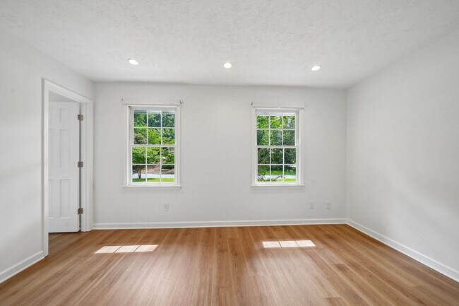 Building Photo - 5 Bedroom Two Story Colonial Home in Walton HS District