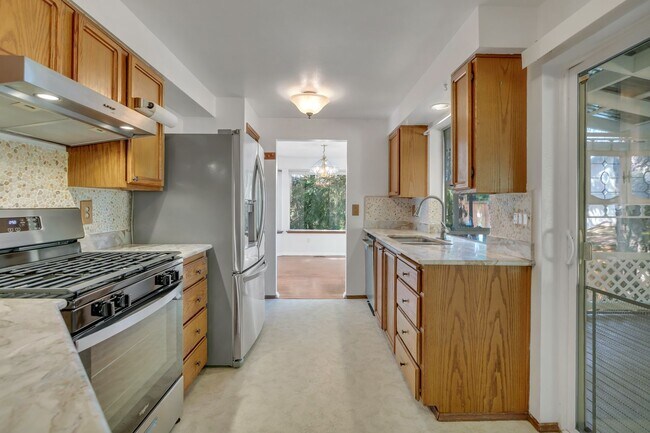 Building Photo - 3-bedroom, 2.5-bathroom home located in Fe...