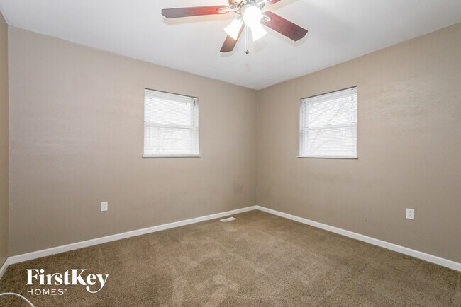 Building Photo - 2 NE Ferrell Ln