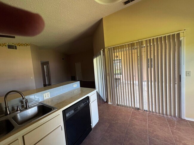 Building Photo - Spacious Lakeland 3-Bedroom Home with 2-Car Garage & Large Driveway