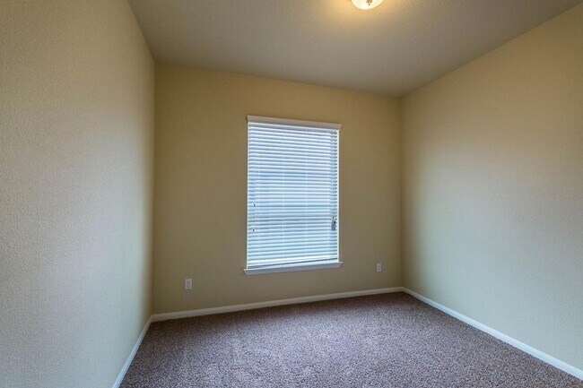 Building Photo - Spacious 4-Bedroom, 2-Bath Home in Hills o...