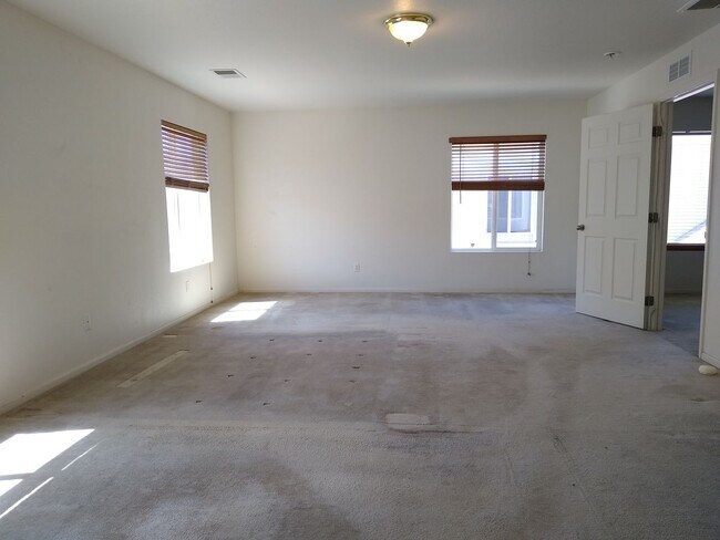 Building Photo - Massive and Expansive 5 Bedroom Green Vall...