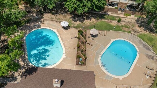 Building Photo - Move-in ready 2-bed, 2-bath condo in the desirable Shadow Mountain community!