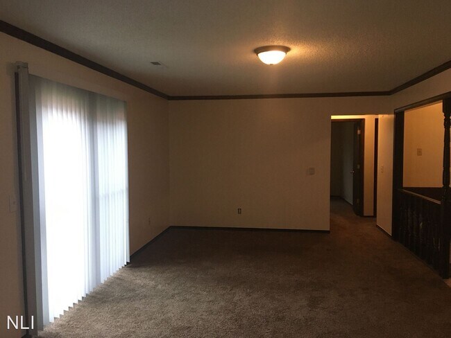 Building Photo - 2226-2228 Versailles Village Pl