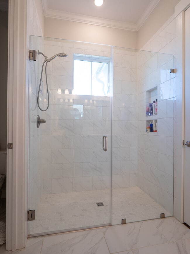 zero entry shower - 3498 Habenaria Rd