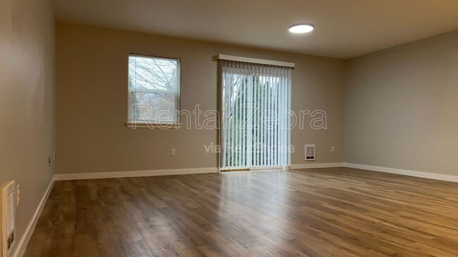 Building Photo - 1945 SW Canyon Dr