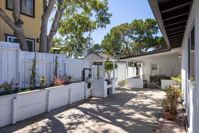 Building Photo - 1571 David Ave