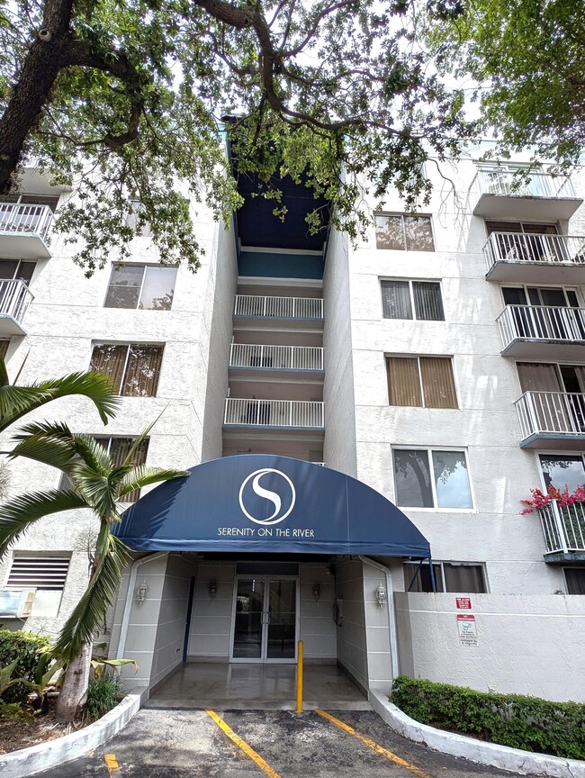 Building Photo - 1720 NW N River Dr