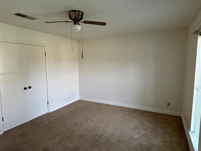 Building Photo - 4201 Valley Dr